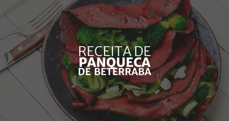 ao fundo imagem de panquecas de beterraba, que tem a coloração avermelhada, recheadas com brócolis e abobrinha, postas em um prato escuro sobre uma mesa branca de madeira com um garfo e uma faca. Por cima um sombreado e ao centro lê-se as palavras em 3 linhas dizendo "Receita de Panqueca de Beterraba"