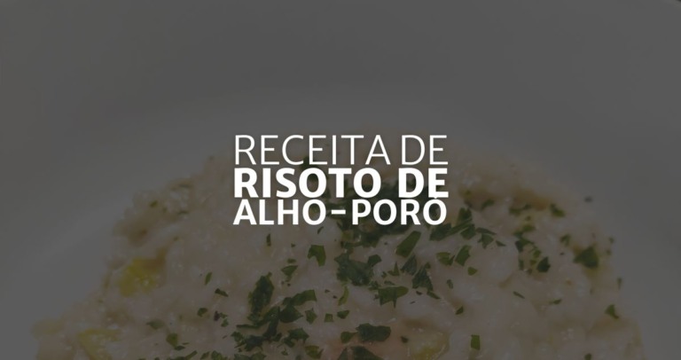 ao fundo imagem de um prato branco com um risoto de alho-poró servido com salsinha decorando o prato. Por cima um sombreado e ao centro lê-se as palavras em 3 linhas dizendo "Receita de Risoto de Alho-poró"