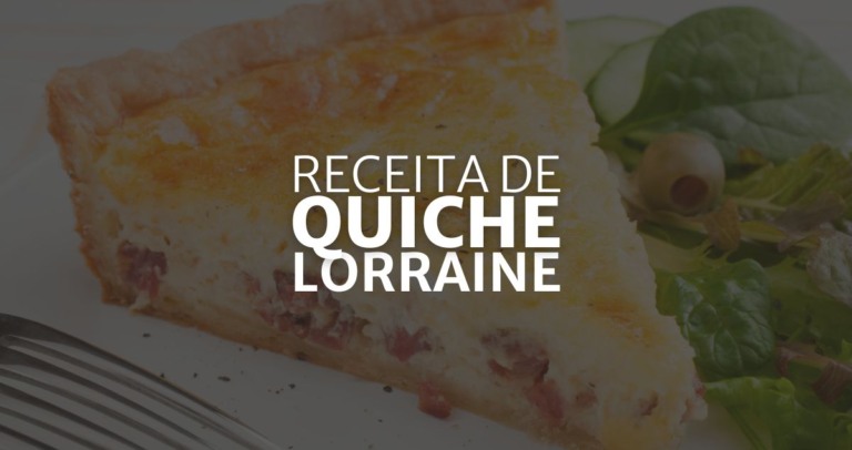ao fundo imagem de uma fatia de quiche (formato de fatia de pizza) servida, ele está dourado por cima e é possível ver os pedações de bacon misturados ao recheio. Por cima um sombreado e ao centro lê-se as palavras em 3 linhas dizendo "Receita de Quiche Lorraine"