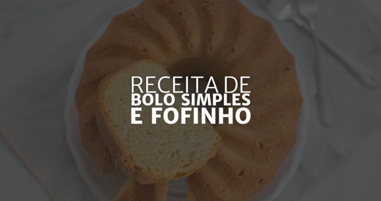 em segundo plano uma foto tirada de cima de um bolo simples com furo no meio, tem uma fatia cortada que está sobre o bolo. Ele está servido em um prato branco , sobre uma mesa e um guardanapo com dois garfos no lado superior direito. por cima uma camada de sombra para dar destaque à escrita branca onde se lé "Rreceita de Bolo Simples e Fofinho"
