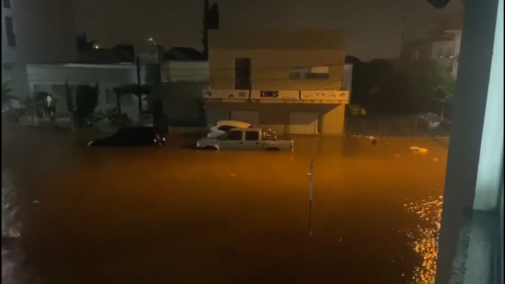 Carros parcialmente submersos em rua de Frederico Westphalen após temporal