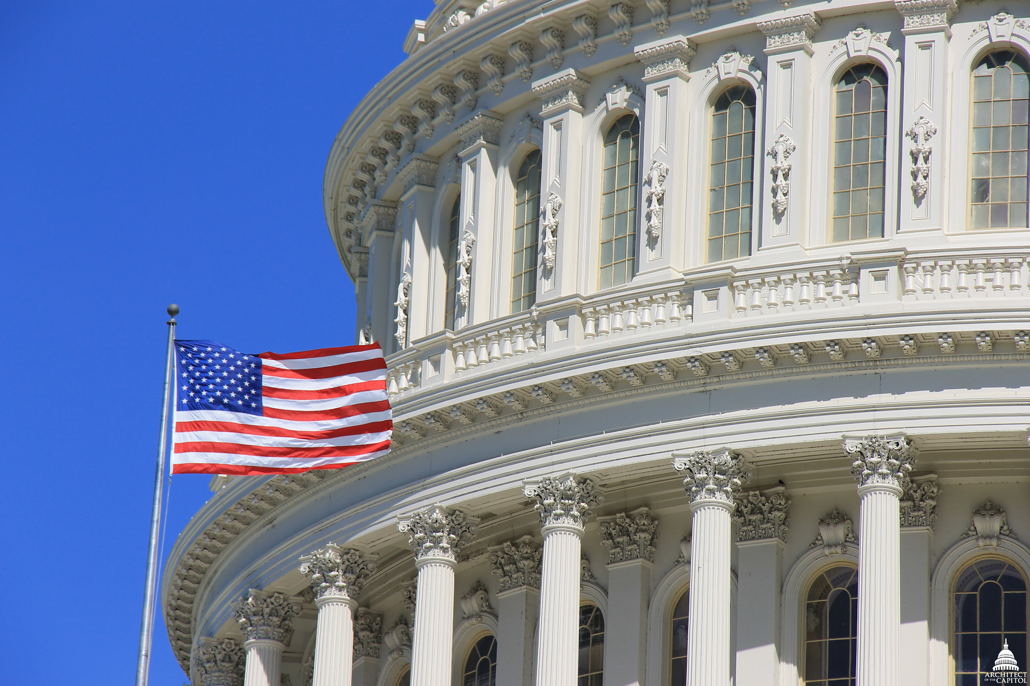 Bandeira dos Estados Unidos tremula em frente ao domo do Capitólio, em Washington D.C.