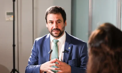 secretário de Políticas Digitais da Secom, João Brant, de terno azul, em entrevista à EBC