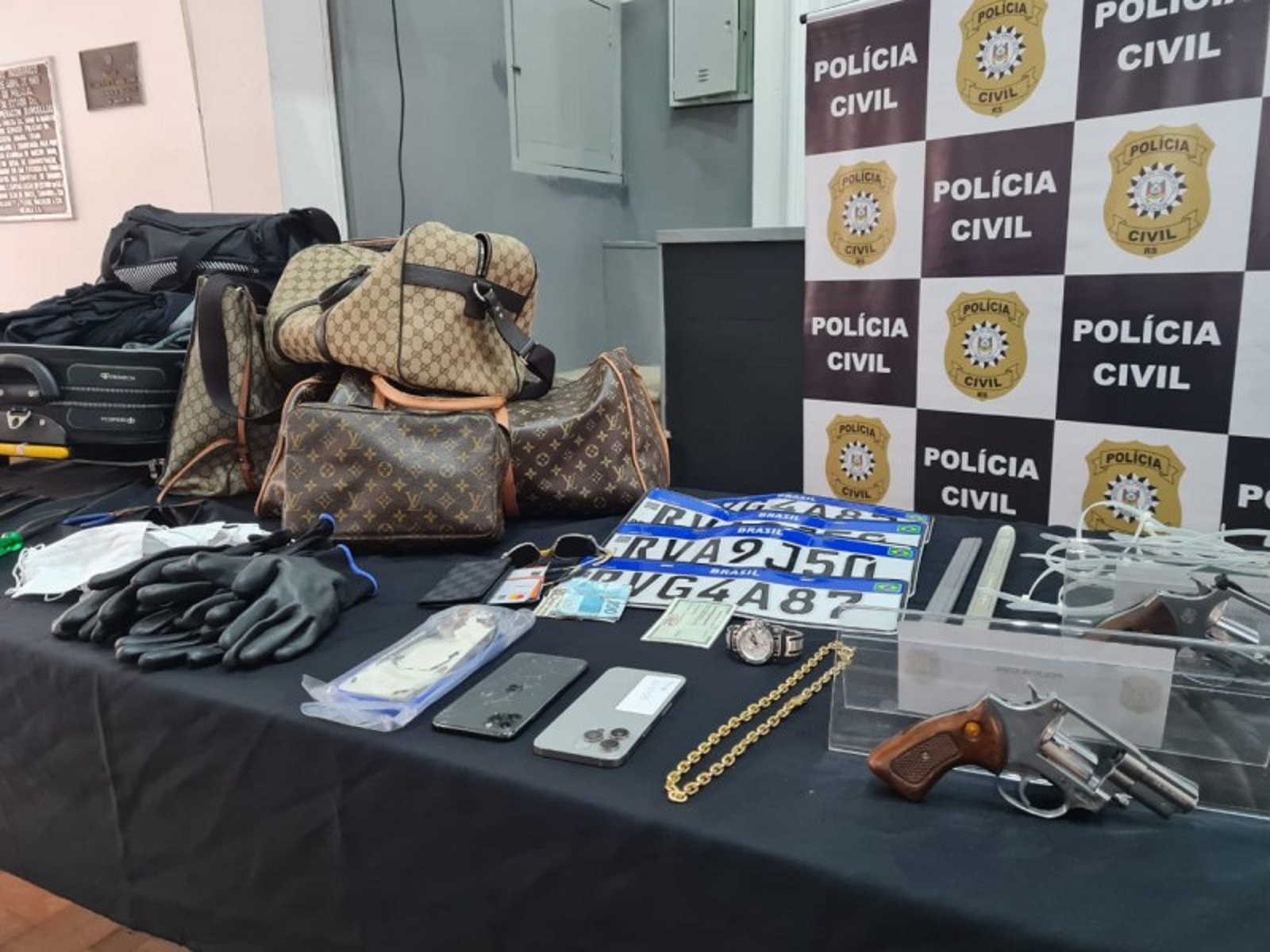 Material apreendido pelos agentes. Foto: Divulgação/Polícia Civil 