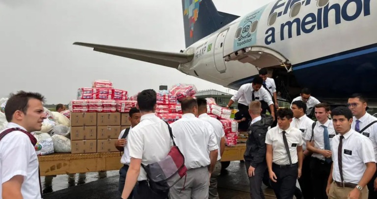 Avião da Azul que trouxe mantimentos doados é o primeiro a pousar (Divulgação/Azul)