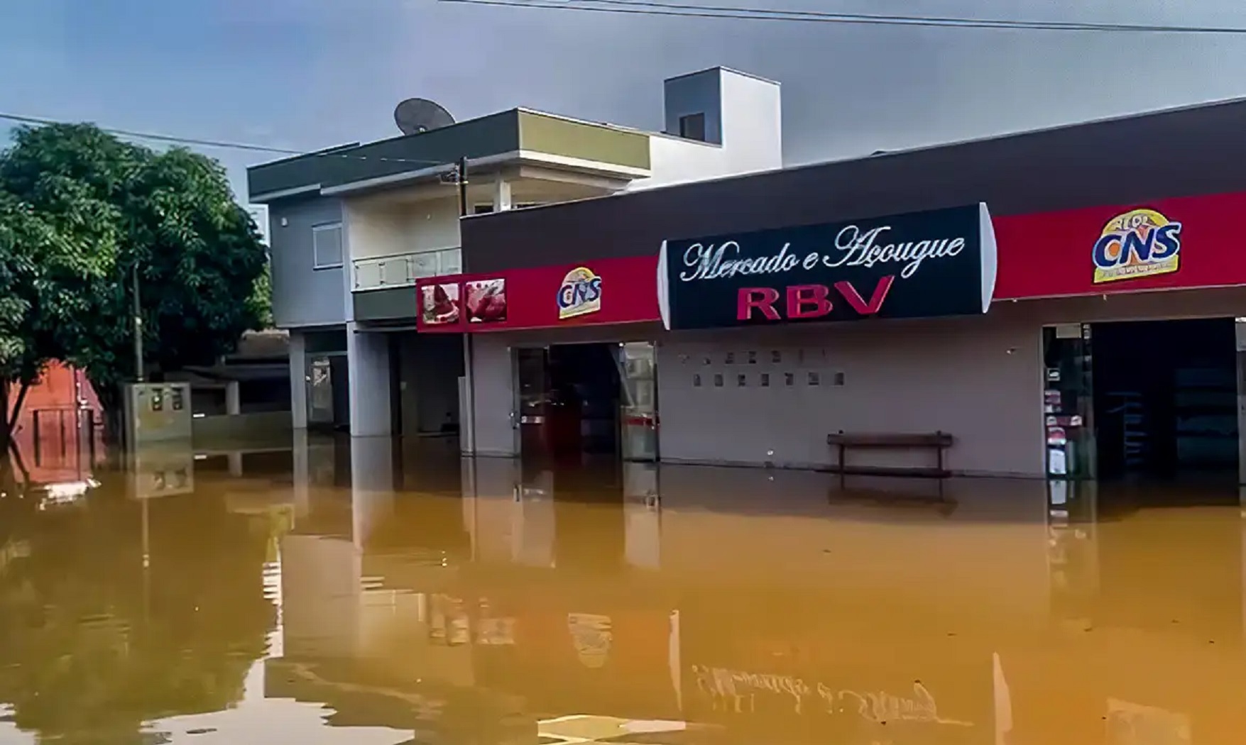 Rio chegou a 10 metros acima do nível normal em Porto Xavier. Foto: Elder Schropfer