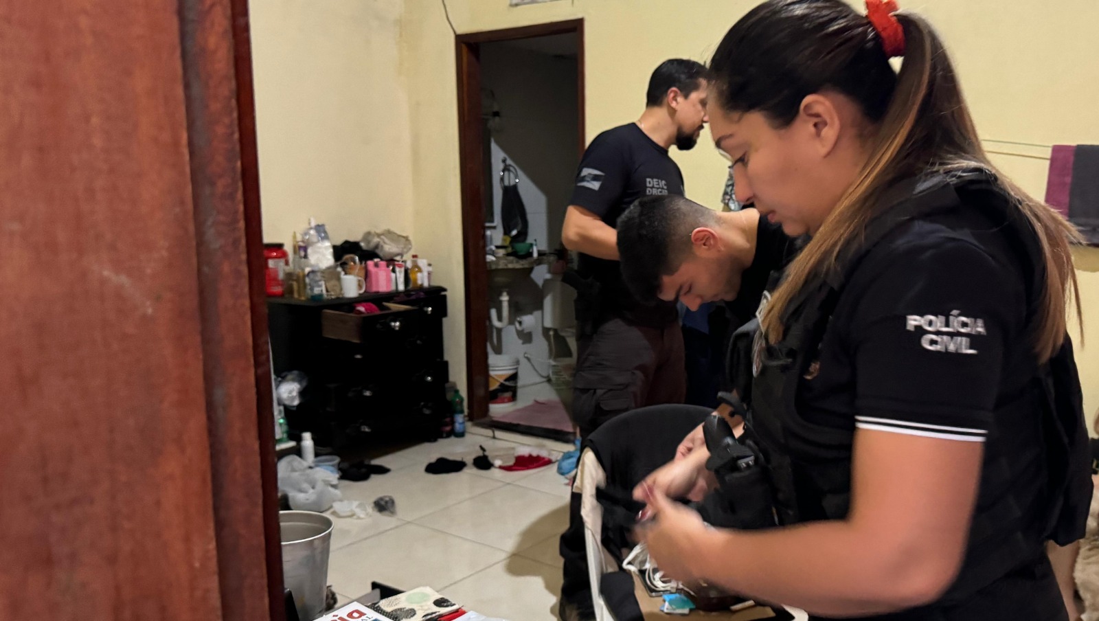 Na residência, agentes encontraram documentos falsos - Foto: Polícia Civil/Divulgação