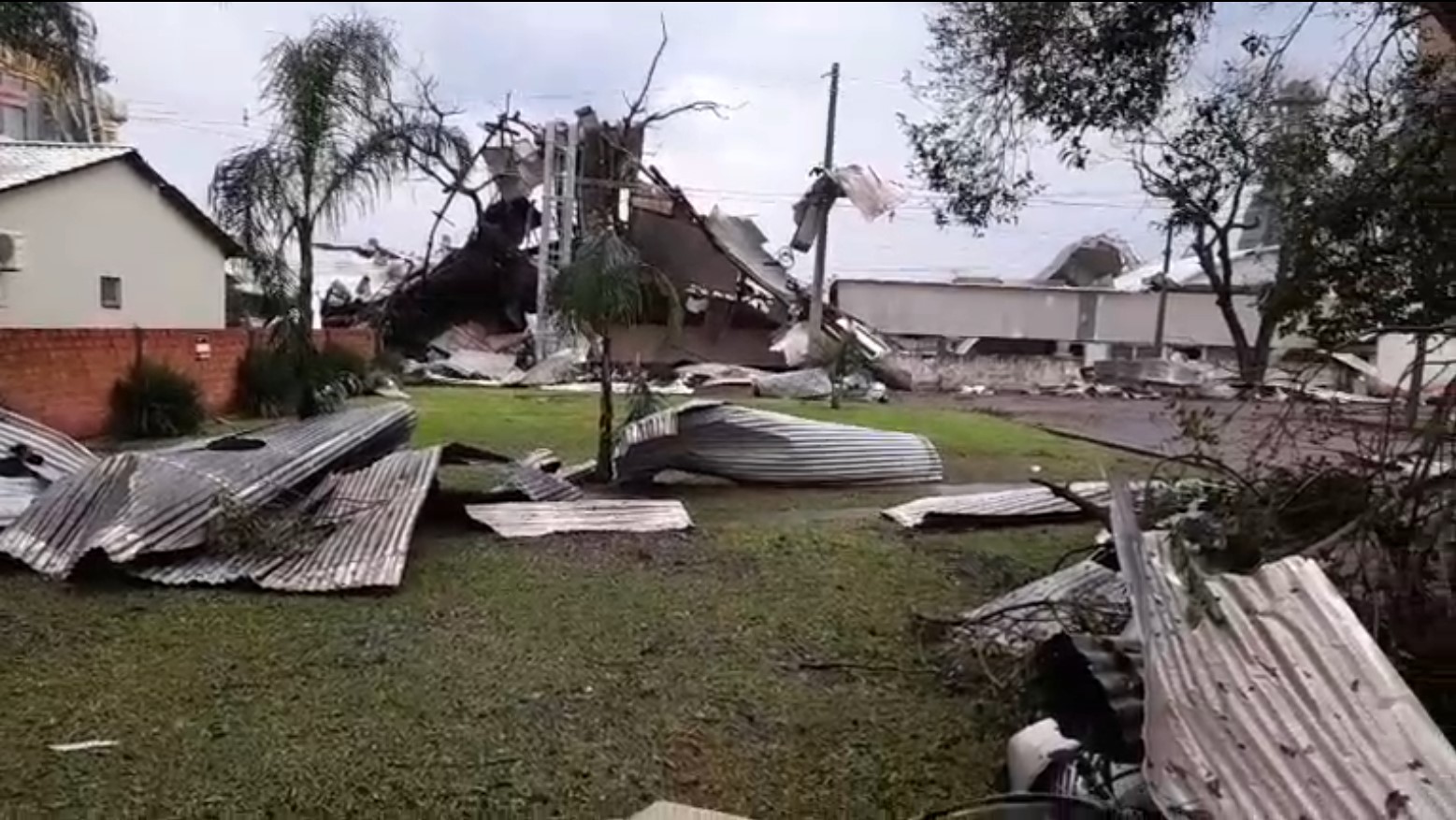Imagem mostra dezenas de telhas de zinco retorcidas após temporal em São Luiz Gonzaga.