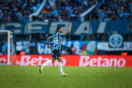 Gustavo Nunes teve mais uma atuação promissora - Foto: Lucas Uebel/Grêmio FBPA