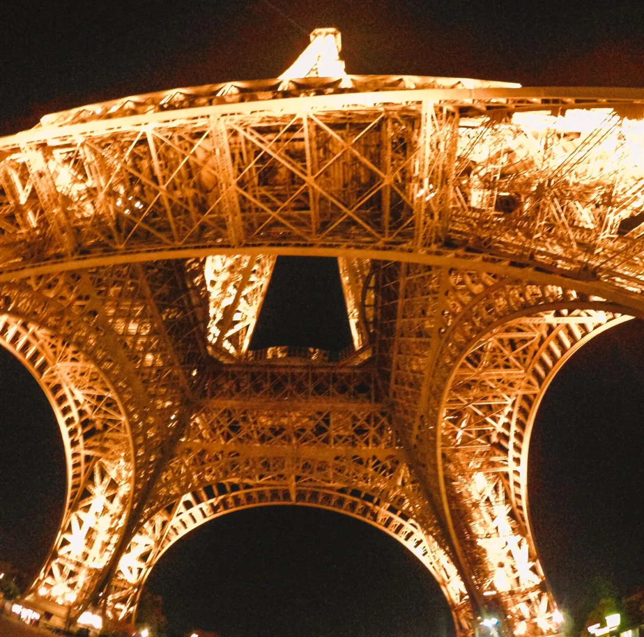 Torre Eiffel, vista de baixo, em Paris (Foto: Sem Roteiro)