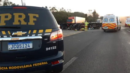 Ao sair de um posto de combustíveis, a carreta cortou a frente do carro, que trafegava na rodovia - Foto: PRF/Divulgação