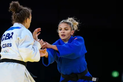 Larissa Pimenta (kimono azul) enfrenta atleta da Grã-Bretanha nas oitavas de final. - Foto: Wander Roberto/COB