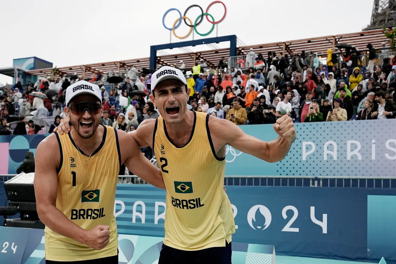 2024.07.27 - Jogos Olímpicos Paris 2024 -  Volei de praia masculino - A dupla brasileira André (2) e George (1) estreia com vitória contra o Marrocos por 2 sets a 0. Crédito: Alexandre Loureiro/COB