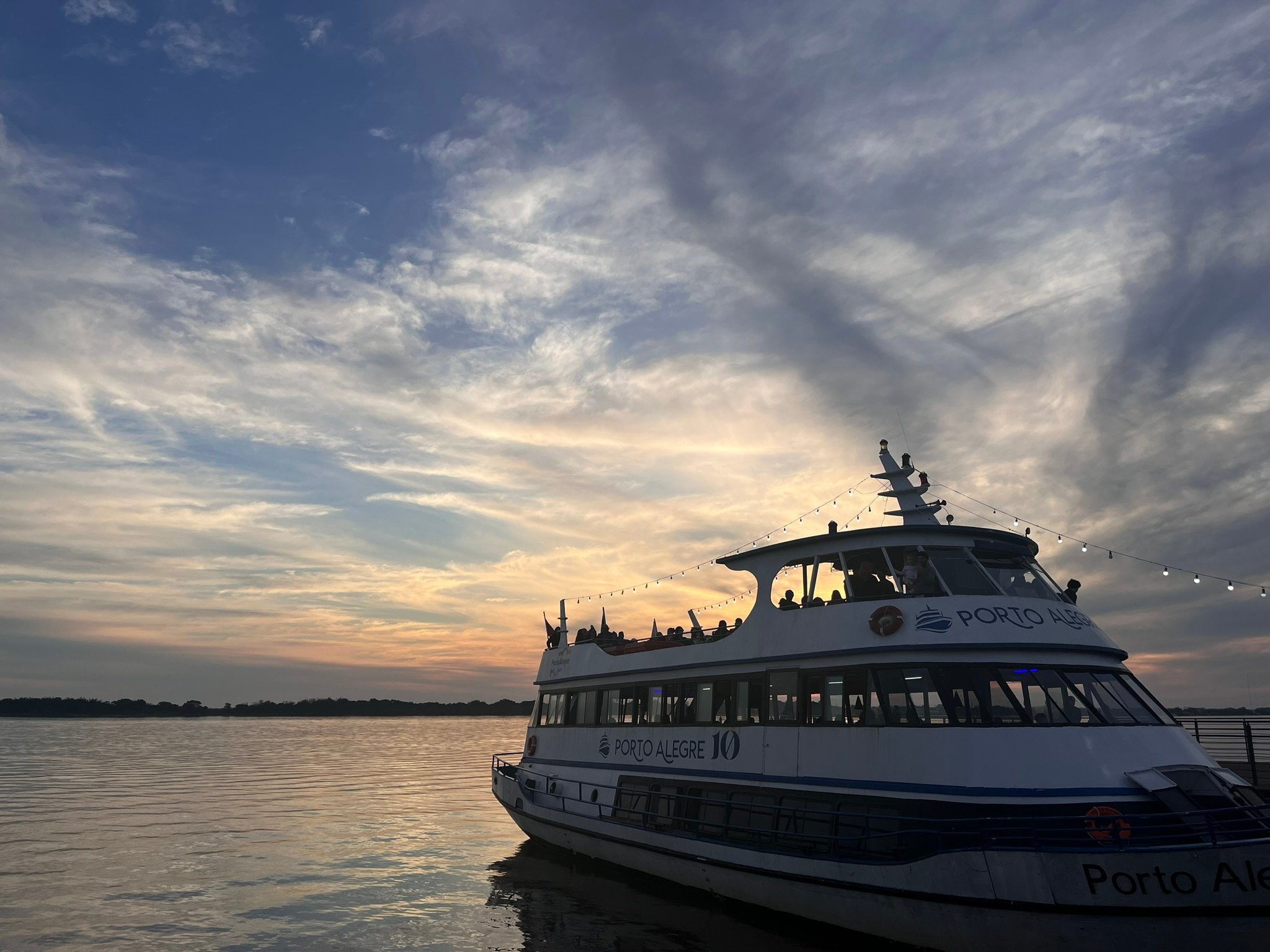 Por do sol na Orla do Guaíba, em Porto Alegre.