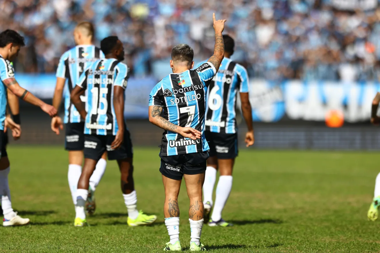 Soteldo (C) foi responsável pelas jogadas criativas pelo lado esquerdo - Foto: Lucas Uebel / Grêmio FBPA