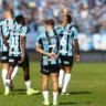 Soteldo (C) foi responsável pelas jogadas criativas pelo lado esquerdo - Foto: Lucas Uebel / Grêmio FBPA