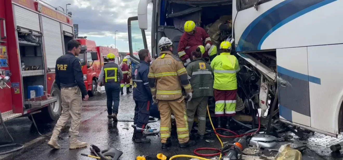 Acidente deixou frente de um dos ônibus esmagada - Imagem: PRF/Reprodução