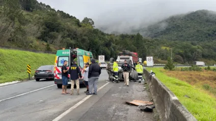 Motorista perdeu o controle e saiu de pista, colidindo contra o barranco no canteiro central e capotou - Foto: PRF/Divulgação