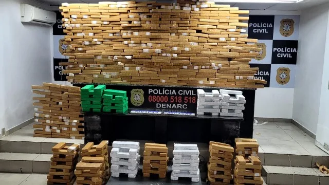 Droga estava escondida em um furgão guardado em um galpão na cidade da Região Metropolitana - Foto: Polícia Civil/Divulgação