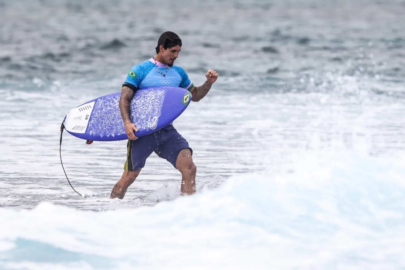 O surfista brasileiro Gabriel Medina na bateria de disputa da medalha de bronze. Foto: William Lucas/COB.