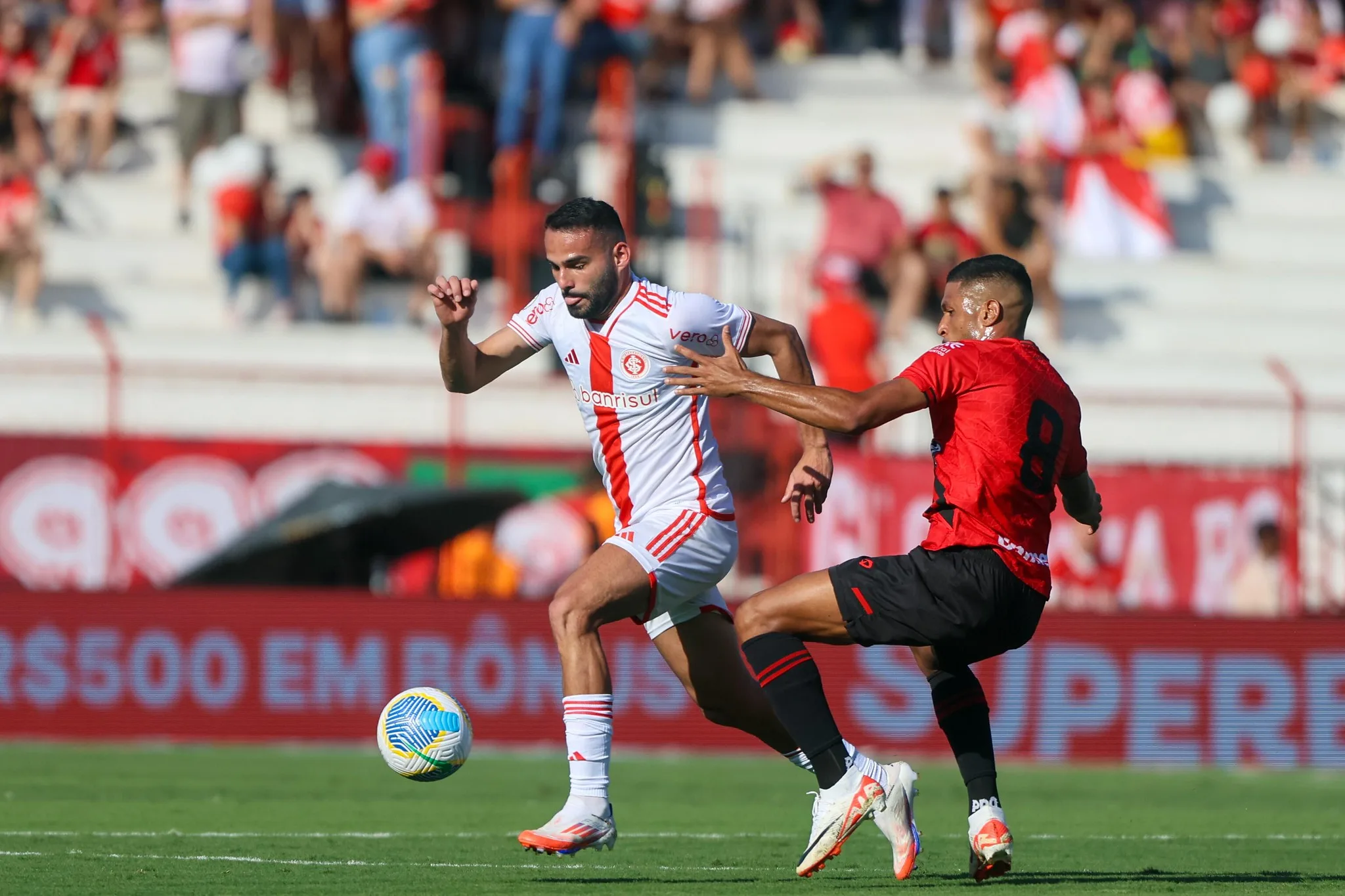 Thiago Maia (E) não repetiu a atuação da partida contra o Juventude - Foto: RIcardo Duarte/SC Internacional