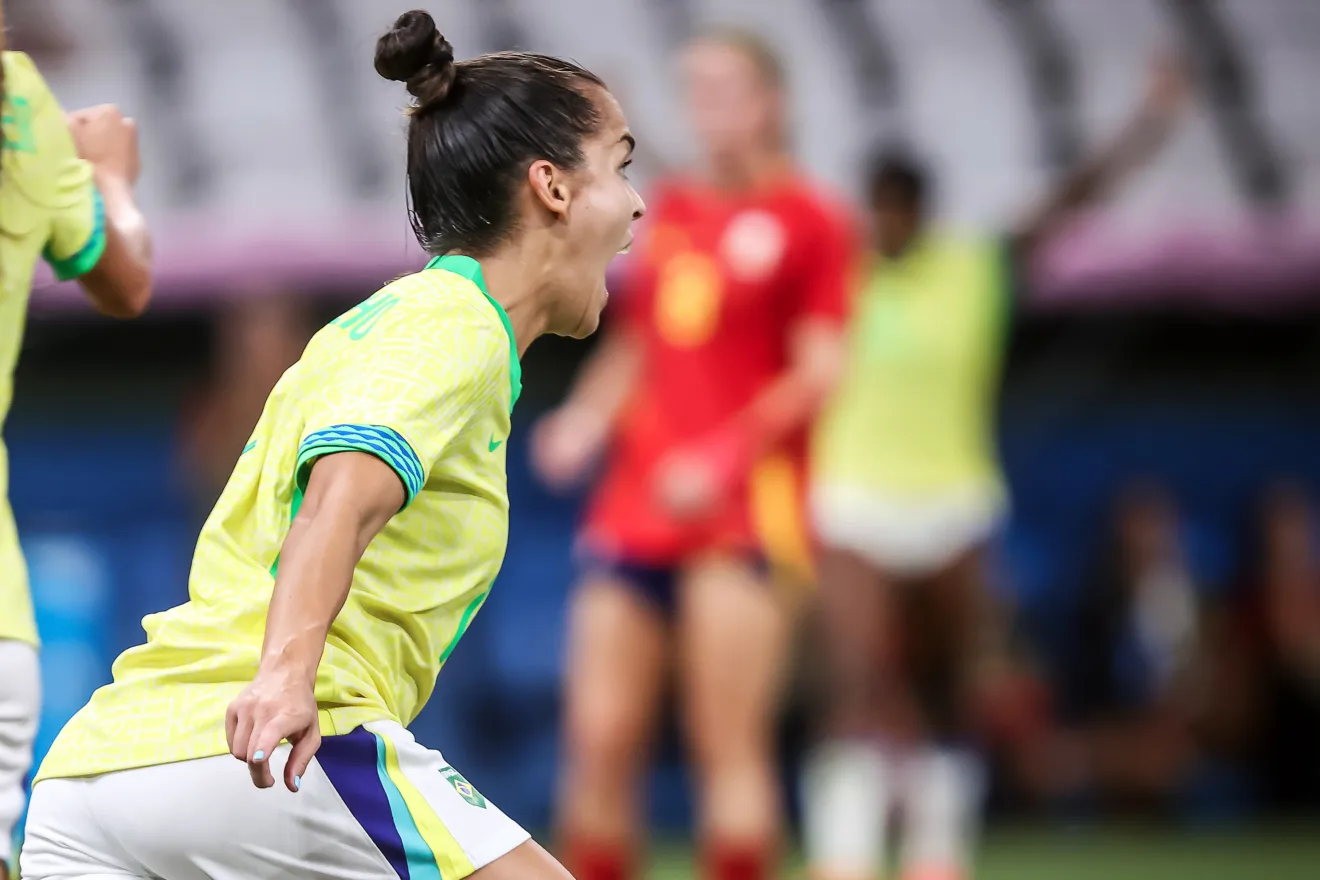 Partida semifinal entre Brasil e Espanha. Na imagem a atleta Gabi Portilho. - Foto: Gaspar Nóbrega/COB.