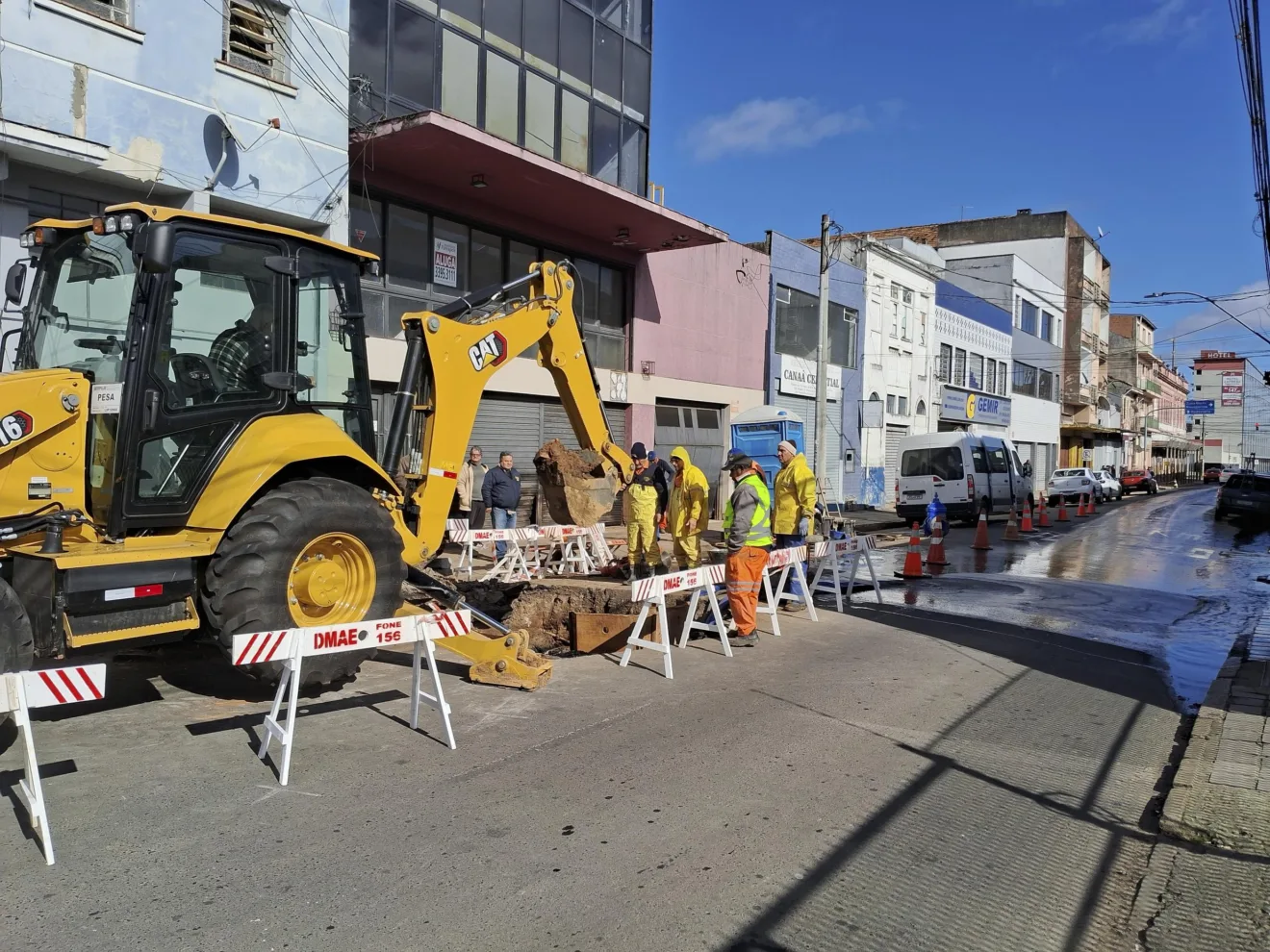 Obra do DMAE interrompeu abastecimento de água para 21 bairros de Porto Alegre.