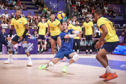 A seleção brasileira em duelo contra a seleção dos Estados Unidos. Em destaque na imagem, Thales. Foto: Gaspar Nóbrega/COB.