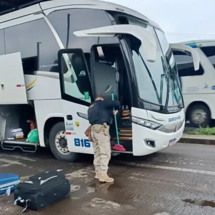 Enquanto o detido saía do veículo para ser revistado, parte da droga caiu no corredor do ônibus - Foto: PRF/Divulgação