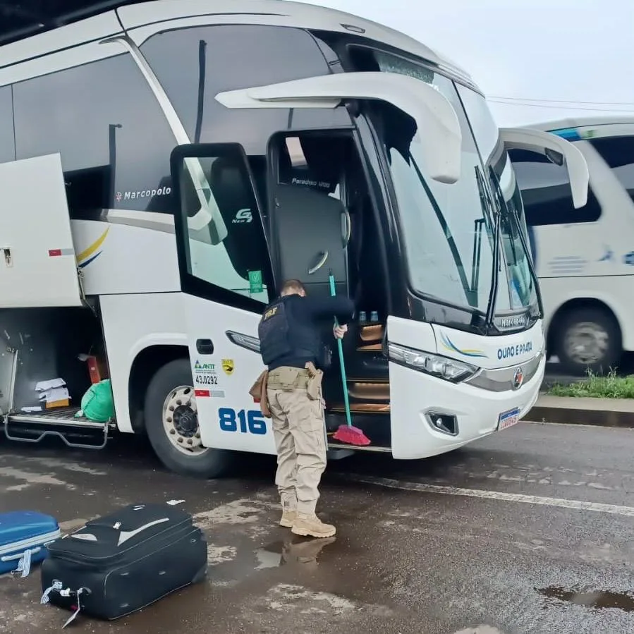 Enquanto o detido saía do veículo para ser revistado, parte da droga caiu no corredor do ônibus - Foto: PRF/Divulgação