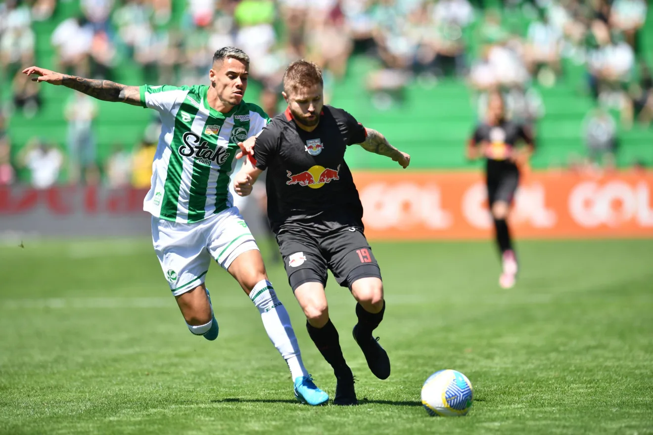 Sasha (D), ex-Inter, comanda as ações da equipe de Bragança Paulista - Foto: redbull_futebol/Divulgação