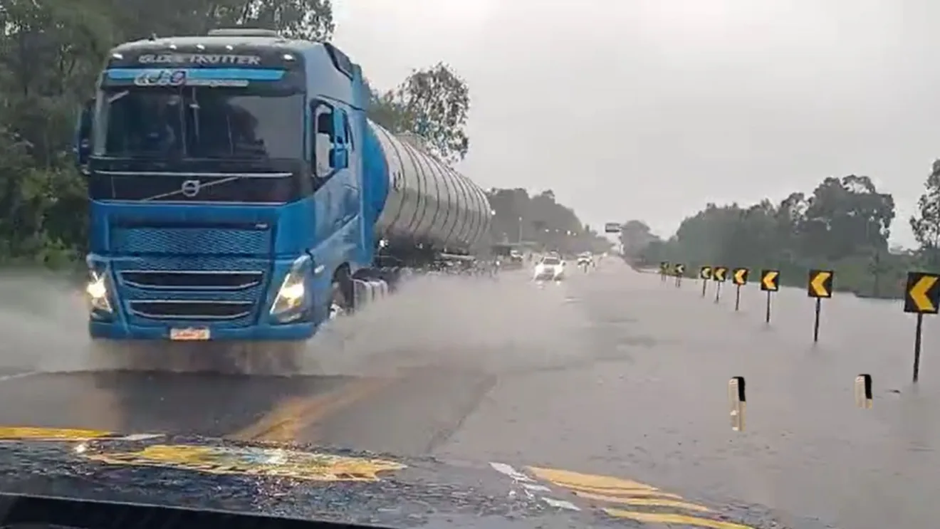 Alagamento na pista da BR-116 entre São Lourenço do Sul e Pelotas. Foto: Divulgação/PRF