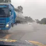 Alagamento na pista da BR-116 entre São Lourenço do Sul e Pelotas. Foto: Divulgação/PRF