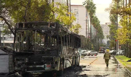 O incêndio produziu uma densa fumaça preta, que podia ser vista de certa distância no céu da Capital - Foto: RBS TV/Reprodução