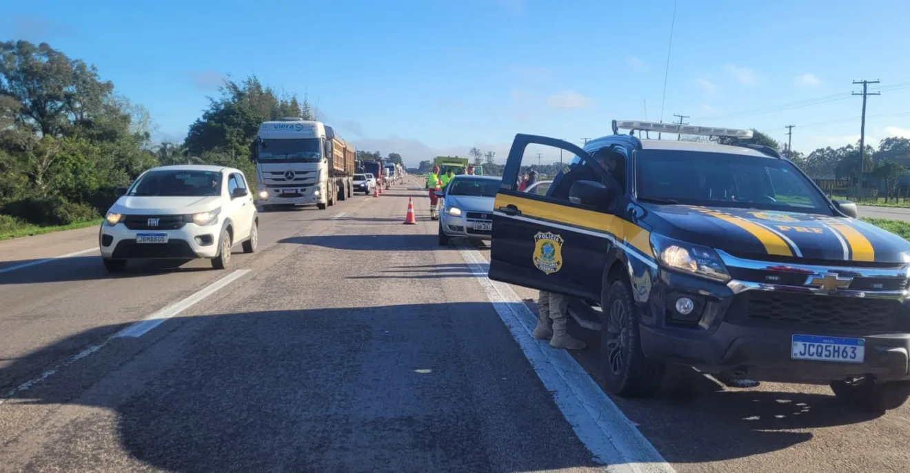 PRF (Polícia Rodoviária Federal) atende acidente que vitimou motociclista na BR-392