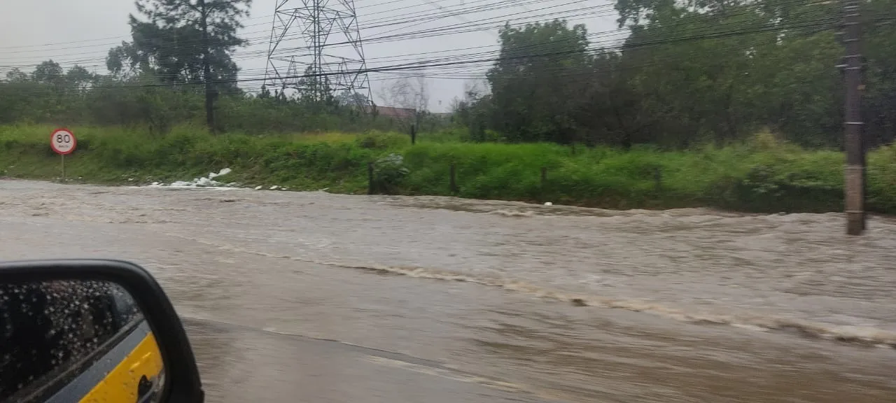 Imagem produzida pela PRF de um trecho alagado da BR-116 em Canoas, na Região Metropolitana. Céu está fechado e a chuva prossegue