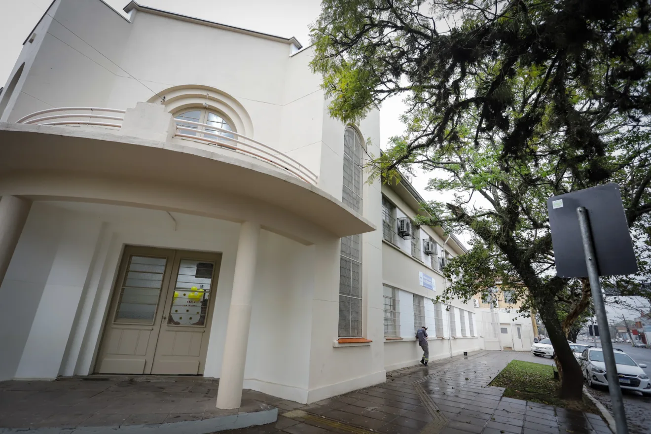 Fachada do Centro de Saúde Navegantes, um prédio branco e de arquitetura antiga, em Porto Alegre