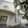 Fachada do Centro de Saúde Navegantes, um prédio branco e de arquitetura antiga, em Porto Alegre