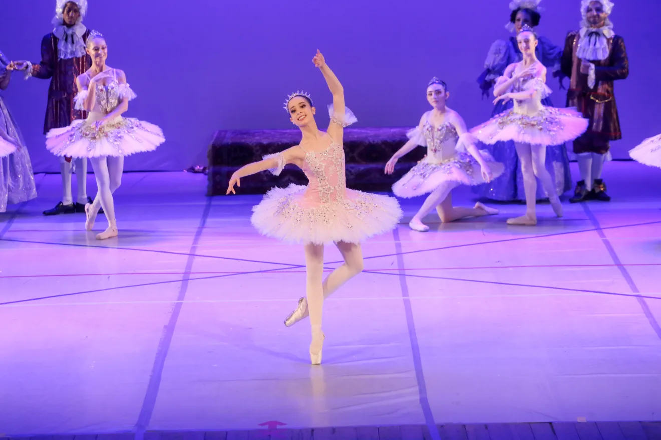 Dançarinas de Ballet em cenário lilás apresentando espetáculo Vida e Força