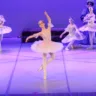 Dançarinas de Ballet em cenário lilás apresentando espetáculo Vida e Força