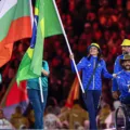 Carol Santiago e Fernando Rufino desfilam com bandeira do Brasil na cerim&ocirc;nia de encerramento dos Jogos Paral&iacute;mpicos de Paris 2024 | Foto: Wander Roberto/CPB
