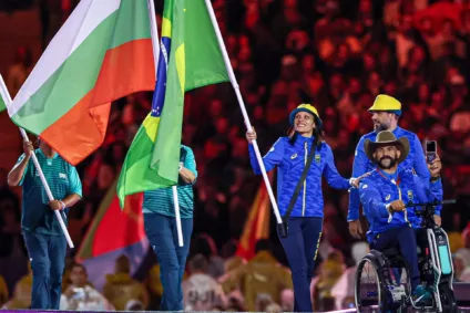 Carol Santiago e Fernando Rufino desfilam com bandeira do Brasil na cerimônia de encerramento dos Jogos Paralímpicos de Paris 2024 | Foto: Wander Roberto/CPB
