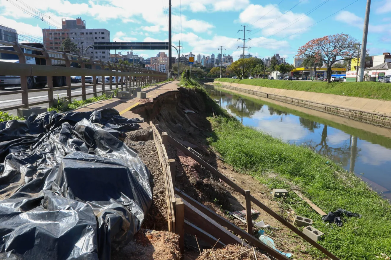 Porto Alegre, RS, Brasil 26/08/20224: Trechos do talude do Arroio Dilúvio, na avenida Ipiranga. Foto: Luciano Lanes/PMPA