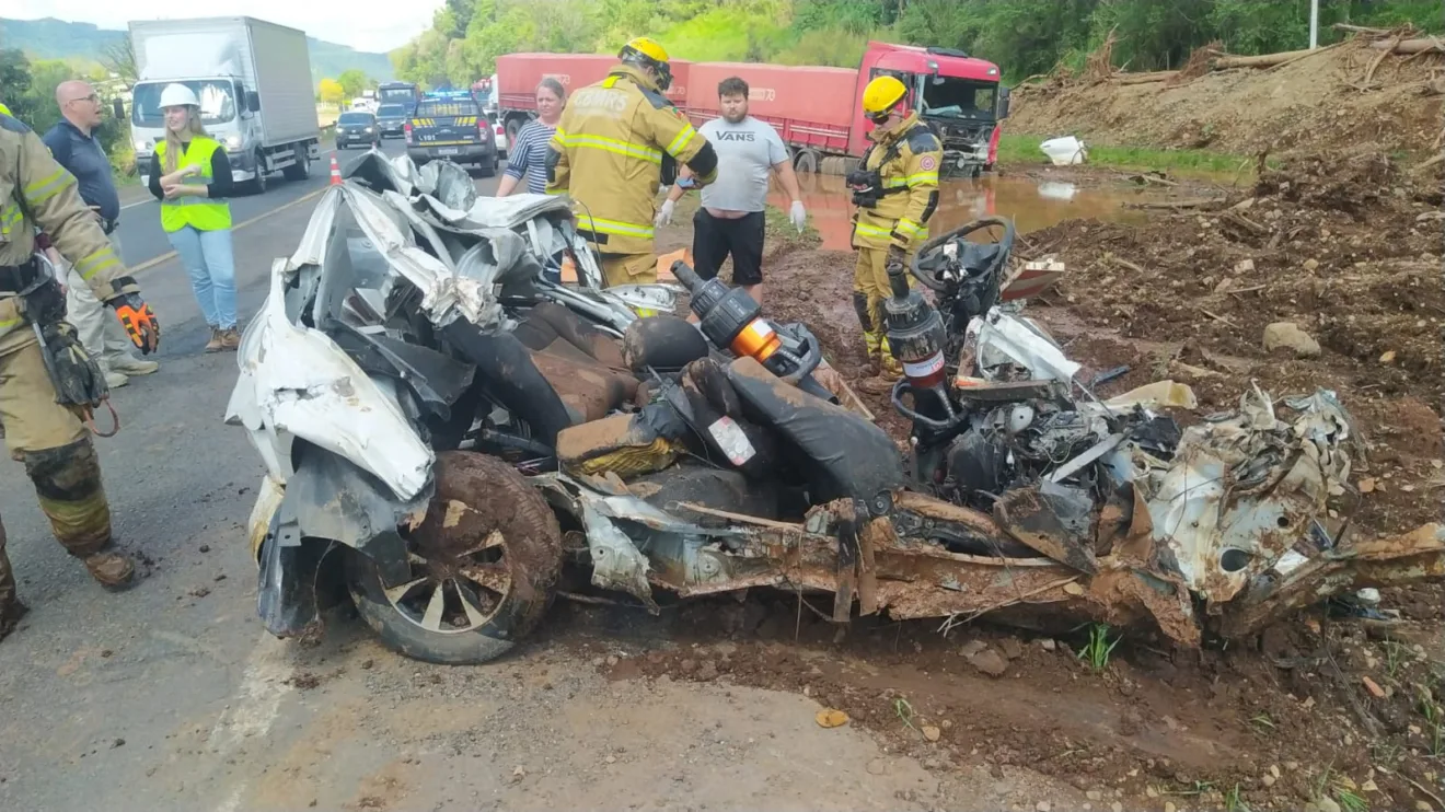 A vítima fatal do acidente ficou presa nas ferragens. Foto: Divulgação/PRF