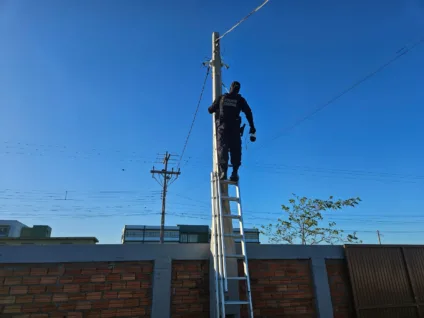 Policial federal remove câmera instalada em poste no município de São Borja. Crédito: Polícia Federal / Divulgação