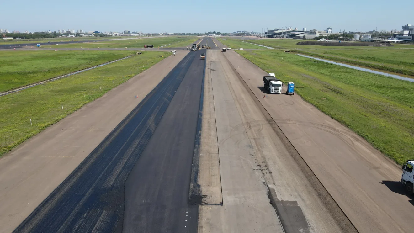 Obras na pista do Aeroporto Salgado Filho em Porto Alegre. Crédito: Fraport / Divulgação