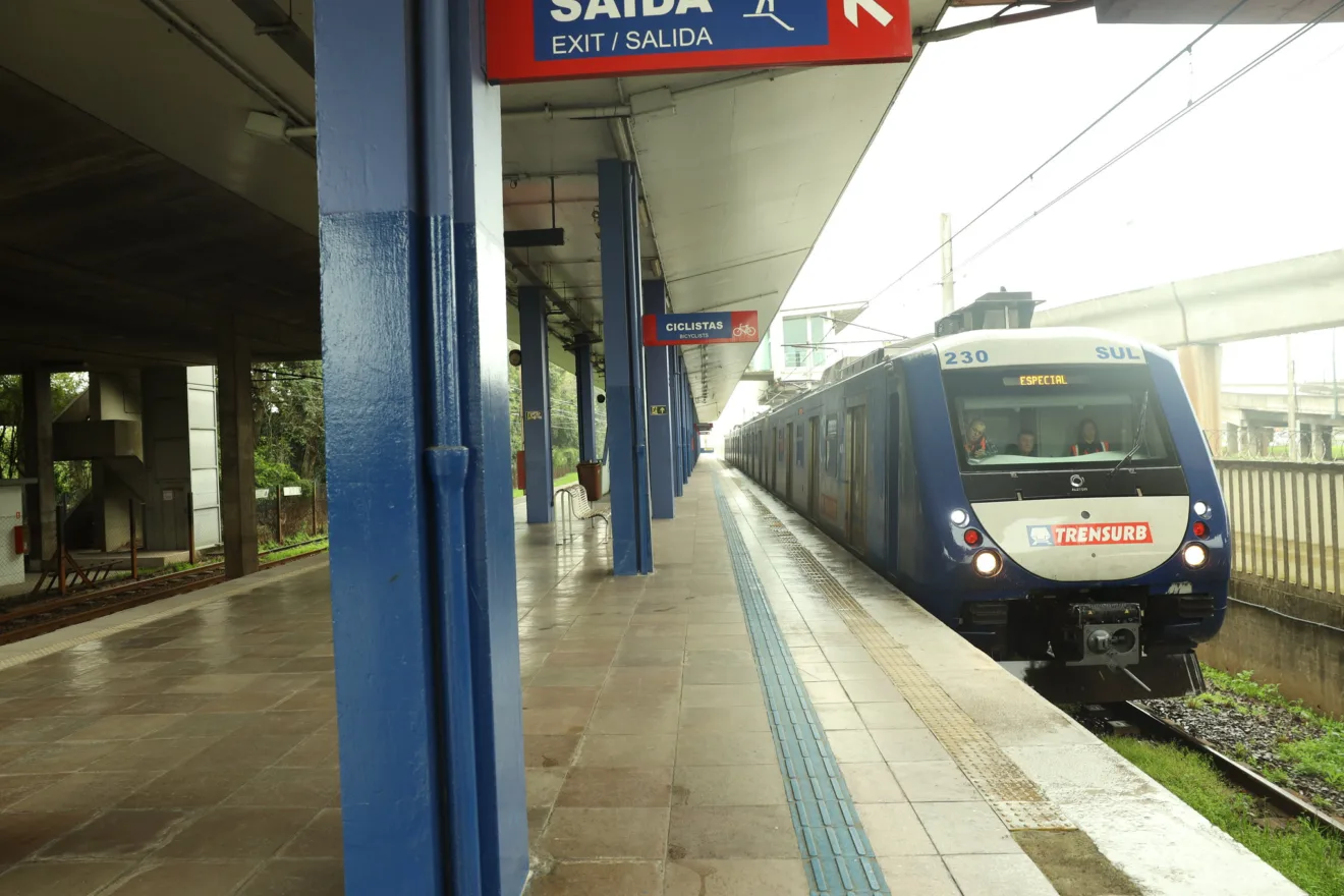 Composição da Trensurb chegando na Estação Aeroporto.