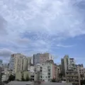 Vista do centro de Porto Alegre com c&eacute;u parcialmente nublado.