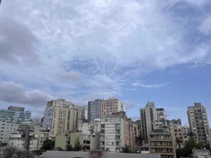 Nuvens no céu de Porto Alegre na tarde desta quarta-feira (2). Crédito: Agora RS