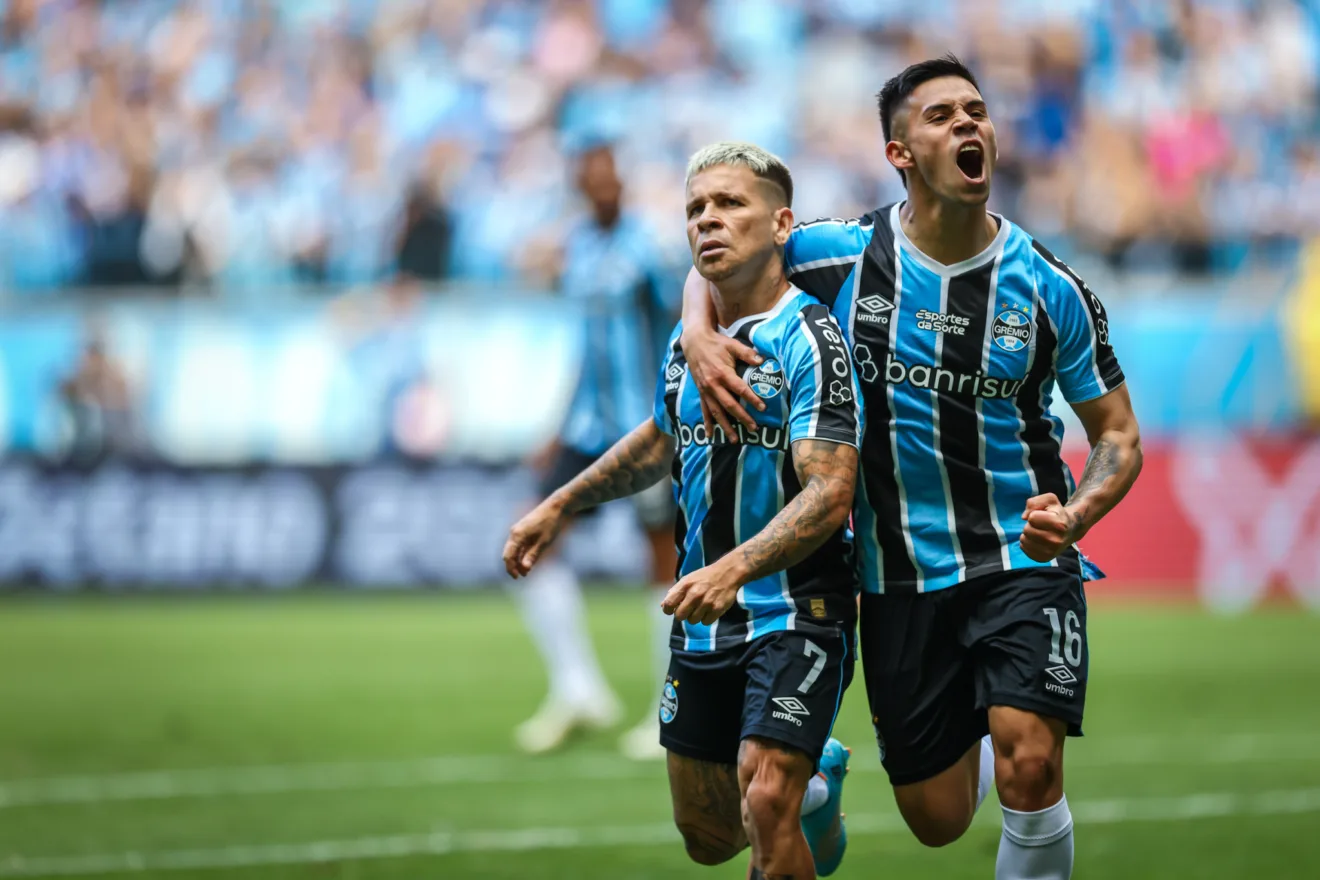 Soteldo (E) foi o responsável por boa parte das jogadas criativas no primeiro tempo - Foto: Lucas Uebel/Grêmio FBPA